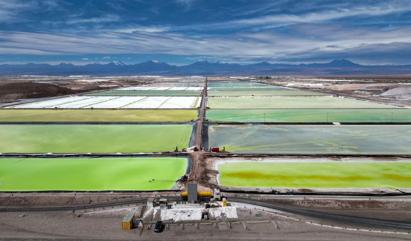 © Reuters. FILE PHOTO: A truck loads concentrated brine at SQM lithium mine at the Atacama salt flat, in Antofagasta region, Chile, May 3, 2023. REUTERS/Ivan Alvarado/File Photo