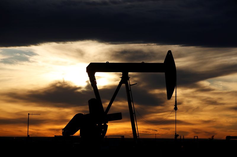 © Reuters. The sun sets behind a crude oil pump jack on a drill pad in the Permian Basin in Loving County, Texas, U.S. November 24, 2019. Picture taken November 24, 2019. REUTERS/Angus Mordant/File Photo