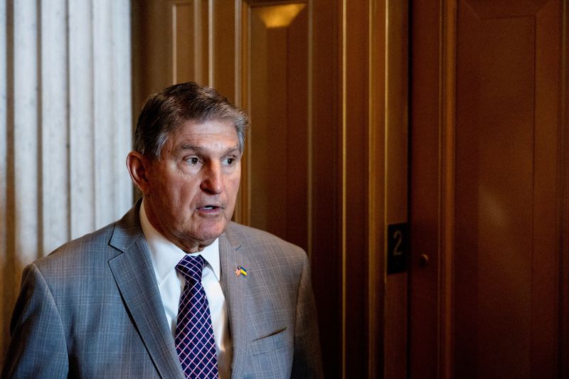 © Reuters. FILE PHOTO: U.S. Senator Joe Manchin (D-WV) speaks to reporters between votes at the U.S. Capitol building in Washington, U.S., January 23, 2024. REUTERS/Amanda Andrade-Rhoades/File Photo