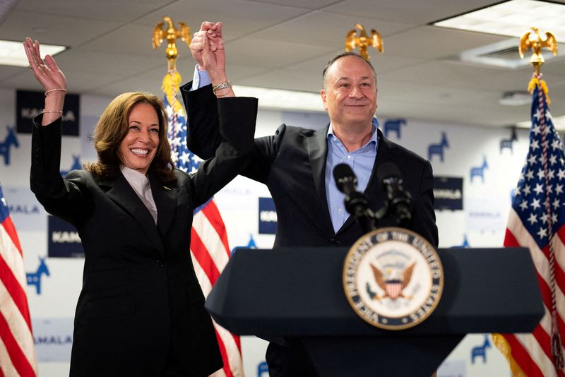 © Reuters. FILE PHOTO: U.S. Vice President Kamala Harris and second gentleman Douglas Emhoff gesture at Kamala