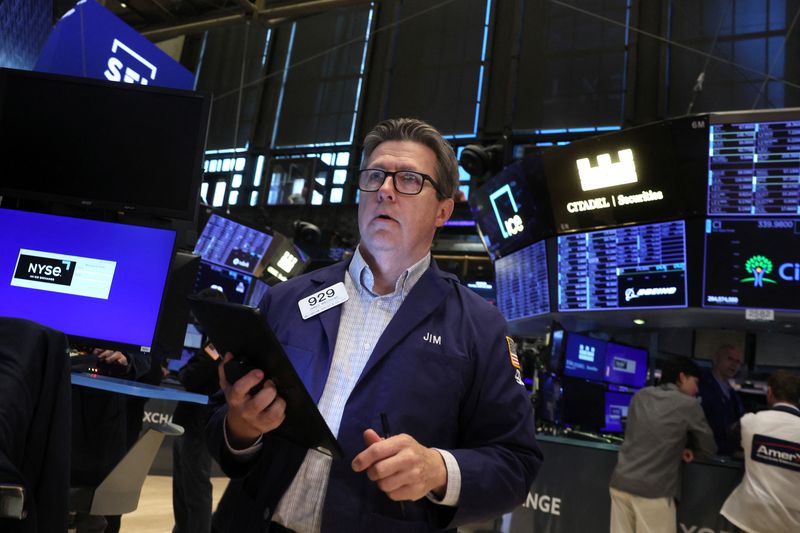 © Reuters. FILE PHOTO: Traders work on the floor at the New York Stock Exchange (NYSE) in New York City, U.S., June 24, 2024. REUTERS/Brendan McDermid/File Photo