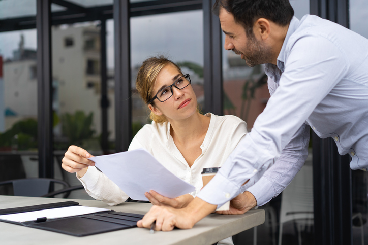 A financial advisor explaining the difference between ordinary and qualified dividends to a client.