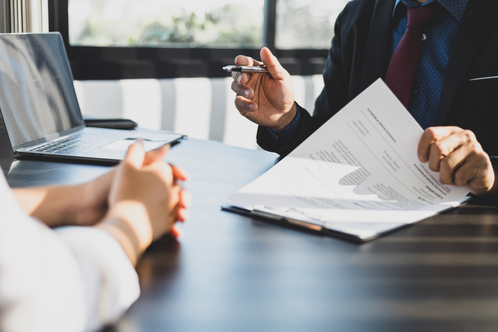 Two analysts use the variable expense ratio formula to analyze their company