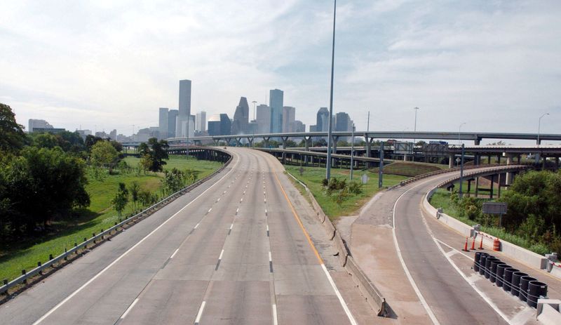 © Reuters. FILE PHOTO: A view of the Houston freeways at I-45 North, with downtown Houston visible in the background September 23, 2005. REUTERS/Tim Johnson/File Photo